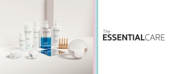<p style="text-align: center;"><strong>TRASFORMA LE BASI IN ESPERIENZA</strong></p>
<p style="text-align: center;"><strong>L'INDISPENSABILE LINEA DI COSMETICA PROFESSIONALE</strong></p>
<p style="text-align: center;">In Selvert Thermal crediamo che ogni pelle sia unica e che presenti esigenze proprie. Per questo abbiamo creato <strong>The </strong><strong>Essential</strong><strong> Care</strong>, una linea di trattamenti essenziali che si concentra sulla ricerca dell'equilibrio della pelle, con armonia e benessere.</p>
<p style="text-align: center;">Sulla base dell&rsquo; <strong>Alta Tecnologia Marina</strong> abbiamo selezionato <strong>l'Acqua della Corrente del Golfo</strong> come straordinario ingrediente attivo presente in tutta la linea, composto da un concentrato di sali minerali e oligoelementi provenienti dalla corrente marina pi&ugrave; potente del pianeta.</p>
<p style="text-align: center;">Abbiamo inoltre adottato la filosofia del <strong>"</strong><strong>Well</strong><strong>-Ageing", </strong>ispirata all'eccezionale longevit&agrave; salutare dell'isola di Okinawa in Giappone, una delle <strong>zone blu</strong> del pianeta. Ci&ograve; &egrave; dovuto a <strong>Celebr'age</strong><strong>&trade;</strong>, un pregiato principio attivo estratto dal Giglio rosa di porcellana.</p>
<p style="text-align: center;">L&rsquo;obiettivo &egrave; quello di sviluppare trattamenti appropriati e specifici, con l'intento di normalizzare tutte le disfunzioni epidermiche.</p>
<div style="text-align: center;">P<strong>reparazione della pelle e pulizia del viso.</strong></div>
<div style="text-align: center;"><strong>Idratazione.</strong></div>
<div style="text-align: center;"><strong>Trattamenti anti-age.</strong></div>
<div style="text-align: center;"><strong>Acne e pelle impura</strong></div>
<div style="text-align: center;"><strong>Iperpigmentazione.</strong></div>
<p style="text-align: center;">Utilizzo di principi attivi "upcycling" (sostenibili).</p>
<p style="text-align: center;">Formulazioni che mantengono il &laquo;<strong>TRIPLO EQUILIBRIO</strong>&raquo;:</p>
<blockquote>
<div style="text-align: center;"><strong>Rispetta l'equilibrio idro-lipidico della pelle.</strong></div>
<div style="text-align: center;"><strong>PH eudermico (5,5-7)</strong></div>
<div style="text-align: center;"><strong>Ingredienti che non alterano il microbioma cutaneo</strong>.</div>
</blockquote>
<p style="text-align: center;">&nbsp;Nella formulazione di base di tutti i prodotti abbiamo l'<strong>ACQUA TERMALE (Thermal Beauty System)&nbsp;</strong>e<strong> l'ACQUA DELLA CORRENTE DEL GOLFO</strong>.</p>