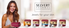<p>Estas fiestas, Selvert Thermal presenta su colecci&oacute;n exclusiva de Coffrets-joyero, dise&ntilde;ados para regalar mucho m&aacute;s que cosm&eacute;tica. Cada joyero re&uacute;ne los tratamientos m&aacute;s emblem&aacute;ticos de la firma, cuidadosamente seleccionados para responder a cada tipo de piel y transformar la rutina diaria en un momento de lujo personal.</p>
<p>Un regalo que va m&aacute;s all&aacute; de la belleza: es cuidado, bienestar y un toque de magia navide&ntilde;a, el detalle perfecto para celebrar estas fiestas con amor y estilo.</p>