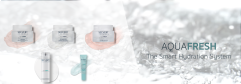 <p style="text-align: center;"><strong>THE SMART HYDRATION SYSTEM</strong></p>
<p style="text-align: center;">&nbsp;</p>
<p style="text-align: justify;">L'acqua &egrave; un elemento essenziale sia per la vita che per la bellezza della pelle. Lo stress quotidiano e le conseguenze dei cambiamenti ambientali compromettono l'equilibrio idrico naturale della pelle, causando una graduale disidratazione e la comparsa dei segni dell'invecchiamento precoce.</p>
<p style="text-align: justify;">SELVERT THERMAL presenta il Sistema Cosmetico pi&ugrave; intelligente in materia di idratazione, che riunisce gli ingredienti attivi pi&ugrave; all'avanguardia concentrati in formule uniche e che agisce a livello globale, sia sugli strati superficiali che su quelli pi&ugrave; profondi. Questo rivoluzionario sistema contribuisce a recuperare la funzione barriera idratante neutralizzando la secchezza e offrendo una risposta alle esigenze di idratazione specifiche di ogni cliente.</p>
<p style="text-align: justify;">Con un profumo delicato e una texture fresca e sorprendente, AquaFresh &egrave; stato concepito per una pelle bella tutto il giorno, in qualsiasi stagione dell'anno.</p>