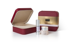 <p>Effective treatment to reduce the appearance of deep wrinkles and restore and oxygenate the skin.</p>
<p><strong>REGENERATING CREAM (50 ml)</strong></p>
<p><strong>GLOBAL ANTI-AGEING RETINOL SERUM (30 ml)</strong></p>