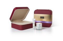 <p>Tratamiento de belleza antiedad que incluye en su formulaci&oacute;n c&eacute;lulas madre&nbsp;vegetales, las cuales ayudan a ralentizar el proceso de envejecimiento alestimular la regeneraci&oacute;n celular.</p>
<p><strong>REVERSIVE ANTI-AGEING CREAM (50 ml)</strong></p>
<p><strong>REVERSIVE ANTI-AGEING EYES & LIPS CREAM (15 ml)</strong></p>