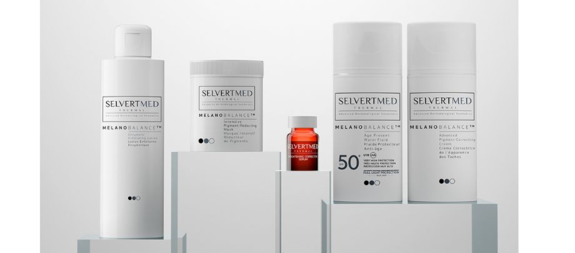 <p><span style="font-size: 12pt;"><strong>Un protocolo pensado para resultados sostenidos</strong></span></p>
<div>
<p><span>MelanoBalance&trade; se articula en un protocolo global que combina</span><span> tres sesiones profesionales </span><span>(d&iacute;a 0, d&iacute;a 14 y d&iacute;a 28) con un </span><span>protocolo domiciliario de uso diario</span><span>, hasta completar un ciclo m&iacute;nimo recomendado de 56 d&iacute;as. Este enfoque permite a la piel adaptarse progresivamente a los activos y consolidar los resultados.</span></p>
<div><span data-canva-clipboard="ewAiAGEAIgA6ADUALAAiAGgAIgA6ACIAdwB3AHcALgBjAGEAbgB2AGEALgBjAG8AbQAiACwAIgBjACIAOgAiAEQAQQBIAE8ATgB2AEkALQBKAFkANAAiACwAIgBpACIAOgAiAGsAMgBQADkANQBpAHYALQBLAEgAVgBSAHgAcABoADMARABQAFEAVwBIAFEAIgAsACIAYgAiADoAMQA3ADgAOAA5ADMAOAAwADEANQA0ADkAMAAsACIAQQA/ACIAOgAiAEUAIgAsACIAQQAiADoAewAiAEMAIgA6AHsAIgBBACIAOgBbACIARQBuAHoAeQBtAGEAdABpAGMAIABFAHgAZgBvAGwAaQBhAHQAaQBuAGcAIABMAG8AdABpAG8AbgA6ACAAUwBvAGwAdQBjAGkA8wBuACAAZQB4AGYAbwBsAGkAYQBuAHQAZQAgAGMAbwBuACAARwBsAHUAYwBvAG4AbwBsAGEAYwB0AG8AbgBhACAAeQAgAEIAcgBvAG0AZQBsAGEAaQBuAGEAIABxAHUAZQAgAGEAYwB0AGkAdgBhACAAbABhACAAcgBlAG4AbwB2AGEAYwBpAPMAbgAgAGUAcABpAGQA6QByAG0AaQBjAGEAIABtAGUAZABpAGEAbgB0AGUAIABlAHgAZgBvAGwAaQBhAGMAaQDzAG4AIABxAHUA7QBtAGkAYwBhACAAeQAgAGUAbgB6AGkAbQDhAHQAaQBjAGEAIABkAGUAIABhAGwAdABhACAAdABvAGwAZQByAGEAbgBjAGkAYQAsACAAbQBlAGoAbwByAGEAbgBkAG8AIAB0AG8AbgBvACwAIAB0AGUAeAB0AHUAcgBhACAAeQAgAGwAdQBtAGkAbgBvAHMAaQBkAGEAZAAuACAAKAAyADAAMAAgAG0ATAApACIAXQAsACIAQgAiADoAWwAyADIANwBdACwAIgBDACIAOgBbAHsAIgBBACIAOgAiAFkAQQBGAGMAZgBoAGQATwBvAEcAawAsADAAIgAsACIARQAiADoAIgAxADMALgAzADMAMwA0AHAAeAAiACwAIgBJACIAOgAiAGIAbwBsAGQAIgAsACIATQAiADoAIgAjAGEANgBhADYAYQA2ACIAfQAsAHsAIgBKACIAOgB0AHIAdQBlACwAIgBOACIAOgB0AHIAdQBlAH0ALAB7ACIASQAiADoAIgBiAG8AbABkACIAfQAsAHsAIgBCACIAOgB0AHIAdQBlACwAIgBGACIAOgB0AHIAdQBlACwAIgBKACIAOgB0AHIAdQBlAH0AXQAsACIARAAiADoAWwAwACwAMwAwACwAMQA4ADkALAA4AF0AfQB9AH0A"></span>
<div>
<p><strong>Enzymatic Exfoliating Lotion: </strong><span>Soluci&oacute;n exfoliante con Gluconolactona y Bromelaina que activa la renovaci&oacute;n epid&eacute;rmica mediante exfoliaci&oacute;n qu&iacute;mica y enzim&aacute;tica de alta tolerancia, mejorando tono, textura y luminosidad. </span><span>(200 mL)</span></p>
<div><span data-canva-clipboard="ewAiAGEAIgA6ADUALAAiAGgAIgA6ACIAdwB3AHcALgBjAGEAbgB2AGEALgBjAG8AbQAiACwAIgBjACIAOgAiAEQAQQBIAE8ATgB2AEkALQBKAFkANAAiACwAIgBpACIAOgAiAGsAMgBQADkANQBpAHYALQBLAEgAVgBSAHgAcABoADMARABQAFEAVwBIAFEAIgAsACIAYgAiADoAMQA3ADgAOAA5ADMAOAAwADEANQA0ADkAMAAsACIAQQA/ACIAOgAiAEUAIgAsACIAQQAiADoAewAiAEMAIgA6AHsAIgBBACIAOgBbACIAQgByAGkAZwBoAHQAZQBuAGkAbgBnACAAQwBvAHIAcgBlAGMAdABvAHIAIABTAGUAcgB1AG0AOgAgAFMA6QByAHUAbQAgAGkAbAB1AG0AaQBuAGEAZABvAHIAIABjAG8AbgAgAEIAaQBvAFQAbwBuAGUAIABQAEQAUgBOACwAIABOAGUAbwBXAGgAaQB0AGUAIABIAFIAIAB5ACAAwQBjAGkAZABvACAAVAByAGEAbgBlAHgA4QBtAGkAYwBvACAAcQB1AGUAIABhAHkAdQBkAGEAIABhACAAcgBlAGQAdQBjAGkAcgAgAG0AYQBuAGMAaABhAHMAIAB5ACAAbQBlAGoAbwByAGEAcgAgAGwAYQAgAHUAbgBpAGYAbwByAG0AaQBkAGEAZAAgAGQAZQBsACAAdABvAG4AbwAgAHkAIABsAGEAIABjAGEAbABpAGQAYQBkACAAZABlACAAbABhACAAcABpAGUAbAAuACAAKAA0ACAAbQBMACAAeAAgADMAKQAiAF0ALAAiAEIAIgA6AFsAMQA5ADMAXQAsACIAQwAiADoAWwB7ACIAQQAiADoAIgBZAEEARgBjAGYAaABkAE8AbwBHAGsALAAwACIALAAiAEUAIgA6ACIAMQAzAC4AMwAzADMANABwAHgAIgAsACIASQAiADoAIgBiAG8AbABkACIALAAiAE0AIgA6ACIAIwBhADYAYQA2AGEANgAiACwAIgBjACIAOgAiAGoAdQBzAHQAaQBmAHkAIgB9ACwAewAiAEoAIgA6AHQAcgB1AGUALAAiAE0AIgA6ACIAIwBlAGQANwBkADMAMQAiAH0ALAB7ACIATgAiADoAdAByAHUAZQB9ACwAewAiAEkAIgA6ACIAYgBvAGwAZAAiAH0ALAB7ACIAQgAiADoAdAByAHUAZQAsACIARgAiADoAdAByAHUAZQAsACIASgAiADoAdAByAHUAZQAsACIAZAAiADoAdAByAHUAZQB9AF0ALAAiAEQAIgA6AFsAMAAsADIAOAAsADEALAAxADUANAAsADEAMABdAH0AfQB9AA=="></span>
<div>
<p><strong>Brightening Corrector Serum:</strong><span> </span><span>S&eacute;rum iluminador con BioTone PDRN, NeoWhite HR y &Aacute;cido Tranex&aacute;mico que ayuda a reducir manchas y mejorar la uniformidad del tono y la calidad de la piel. </span><span>(4 mL x 3)</span></p>
<div>
<div>
<div><span data-canva-clipboard="ewAiAGEAIgA6ADUALAAiAGgAIgA6ACIAdwB3AHcALgBjAGEAbgB2AGEALgBjAG8AbQAiACwAIgBjACIAOgAiAEQAQQBIAE8ATgB2AEkALQBKAFkANAAiACwAIgBpACIAOgAiAGsAMgBQADkANQBpAHYALQBLAEgAVgBSAHgAcABoADMARABQAFEAVwBIAFEAIgAsACIAYgAiADoAMQA3ADgAOAA5ADMAOAAwADEANQA0ADkAMAAsACIAQQA/ACIAOgAiAEUAIgAsACIAQQAiADoAewAiAEMAIgA6AHsAIgBBACIAOgBbACIASQBuAHQAZQBuAHMAaQB2AGUAIABQAGkAZwBtAGUAbgB0AC0AUgBlAGQAdQBjAGkAbgBnACAATQBhAHMAawA6ACAATQBhAHMAYwBhAHIAaQBsAGwAYQAgAGkAbgB0AGUAbgBzAGkAdgBhACAAYwBvAG4AIADBAGMAaQBkAG8AIABBAHoAZQBsAGEAaQBjAG8AIAB5ACAATQBlAGwAYQBuAG8AUwBlAG4AcwBlACAAQgBpAG8ALQBtAG8AZAB1AGwAYQB0AG8AcgAsACAAZABpAHMAZQDxAGEAZABhACAAcABhAHIAYQAgAGMAbwByAHIAZQBnAGkAcgAgAGwAYQAgAGgAaQBwAGUAcgBwAGkAZwBtAGUAbgB0AGEAYwBpAPMAbgAsACAAZQBsACAAbQBlAGwAYQBzAG0AYQAgAHkAIABlAGwAIAB0AG8AbgBvACAAZABlAHMAaQBnAHUAYQBsAC4AIAAoADcANQAgAG0ATAApACIAXQAsACIAQgAiADoAWwAxADgANQBdACwAIgBDACIAOgBbAHsAIgBBACIAOgAiAFkAQQBGAGMAZgBoAGQATwBvAEcAawAsADAAIgAsACIARQAiADoAIgAxADMALgAzADMAMwA0AHAAeAAiACwAIgBJACIAOgAiAGIAbwBsAGQAIgAsACIATQAiADoAIgAjAGEANgBhADYAYQA2ACIALAAiAGMAIgA6ACIAagB1AHMAdABpAGYAeQAiAH0ALAB7ACIASgAiADoAdAByAHUAZQAsACIATgAiADoAdAByAHUAZQB9ACwAewAiAEkAIgA6ACIAYgBvAGwAZAAiAH0ALAB7ACIAQgAiADoAdAByAHUAZQAsACIARgAiADoAdAByAHUAZQAsACIASgAiADoAdAByAHUAZQAsACIAZAAiADoAdAByAHUAZQB9AF0ALAAiAEQAIgA6AFsAMAAsADMAMwAsADEANAA1ACwANwBdAH0AfQB9AA=="></span>
<div>
<p><strong>Intensive Pigment-Reducing Mask: </strong><span>Mascarilla intensiva con &Aacute;cido Azelaico y MelanoSense Bio-modulator, dise&ntilde;ada para corregir la hiperpigmentaci&oacute;n, el melasma y el tono desigual. </span><span>(75 mL)</span></p>
<div><span data-canva-clipboard="ewAiAGEAIgA6ADUALAAiAGgAIgA6ACIAdwB3AHcALgBjAGEAbgB2AGEALgBjAG8AbQAiACwAIgBjACIAOgAiAEQAQQBIAE8ATgB2AEkALQBKAFkANAAiACwAIgBpACIAOgAiAGsAMgBQADkANQBpAHYALQBLAEgAVgBSAHgAcABoADMARABQAFEAVwBIAFEAIgAsACIAYgAiADoAMQA3ADgAOAA5ADMAOAAwADEANQA0ADkAMAAsACIAQQA/ACIAOgAiAEUAIgAsACIAQQAiADoAewAiAEMAIgA6AHsAIgBBACIAOgBbACIAUABpAGcAbQBlAG4AdAAtAEMAbwByAHIAZQBjAHQAaQBuAGcAIABDAHIAZQBhAG0AOgAgAEMAcgBlAG0AYQAgAGQAZQBzAHAAaQBnAG0AZQBuAHQAYQBuAHQAZQAgAHAAcgBvAGYAZQBzAGkAbwBuAGEAbAAgAGMAbwBuACAAVABHAEYALQCyAyAAbQBpAG0AaQBjACAAeQAgAGUAeAB0AHIAYQBjAHQAbwAgAGQAZQAgAGMA+gByAGMAdQBtAGEALAAgAGkAbgBkAGkAYwBhAGQAYQAgAHAAYQByAGEAIABsAGEAIABjAG8AcgByAGUAYwBjAGkA8wBuACAAYwBvAG4AdABpAG4AdQBhACAAeQAgAGwAYQAgAHAAcgBlAHYAZQBuAGMAaQDzAG4AIABkAGUAIABsAGEAIABoAGkAcABlAHIAcABpAGcAbQBlAG4AdABhAGMAaQDzAG4ALAAgAGkAZABlAGEAbAAgAHAAbwBzAHQALQBwAHIAbwBjAGUAZABpAG0AaQBlAG4AdABvAC4AIAAoADEAMAAwACAAbQBMACkAIgBdACwAIgBCACIAOgBbADIAMQAwAF0ALAAiAEMAIgA6AFsAewAiAEEAIgA6ACIAWQBBAEYAYwBmAGgAZABPAG8ARwBrACwAMAAiACwAIgBFACIAOgAiADEAMwAuADMAMwAzADQAcAB4ACIALAAiAEkAIgA6ACIAYgBvAGwAZAAiACwAIgBNACIAOgAiACMAYQA2AGEANgBhADYAIgB9ACwAewAiAEoAIgA6AHQAcgB1AGUALAAiAE4AIgA6AHQAcgB1AGUAfQAsAHsAIgBJACIAOgAiAGIAbwBsAGQAIgB9ACwAewAiAEIAIgA6AHQAcgB1AGUALAAiAEYAIgA6AHQAcgB1AGUALAAiAEoAIgA6AHQAcgB1AGUAfQBdACwAIgBEACIAOgBbADAALAAyADYALAAxADcANgAsADgAXQB9AH0AfQA="></span>
<div>
<p><strong>Pigment-Correcting Cream: </strong><span>Crema despigmentante profesional con TGF-&beta; mimic y extracto de c&uacute;rcuma, indicada para la correcci&oacute;n continua y la prevenci&oacute;n de la hiperpigmentaci&oacute;n, ideal post-procedimiento. </span><span>(100 mL)</span></p>
<div><span data-canva-clipboard="ewAiAGEAIgA6ADUALAAiAGgAIgA6ACIAdwB3AHcALgBjAGEAbgB2AGEALgBjAG8AbQAiACwAIgBjACIAOgAiAEQAQQBIAE8ATgB2AEkALQBKAFkANAAiACwAIgBpACIAOgAiAGsAMgBQADkANQBpAHYALQBLAEgAVgBSAHgAcABoADMARABQAFEAVwBIAFEAIgAsACIAYgAiADoAMQA3ADgAOAA5ADMAOAAwADEANQA0ADkAMAAsACIAQQA/ACIAOgAiAEUAIgAsACIAQQAiADoAewAiAEMAIgA6AHsAIgBBACIAOgBbACIAQQBnAGUAIABQAHIAZQB2AGUAbgB0ACAAVwBhAHQAZQByACAARgBsAHUAaQBkACAAUwBQAEYANQAwACsAOgAgAEYAbAB1AGkAZABvACAAcwBvAGwAYQByACAAYwBvAG4AIABtAHUAeQAgAGEAbAB0AGEAIABwAHIAbwB0AGUAYwBjAGkA8wBuACAAVQBWAEIALwBVAFYAQQAgAHkAIABwAHIAbwB0AGUAYwBjAGkA8wBuACAAZgByAGUAbgB0AGUAIABhACAASABFAFYATAAgAGUAIABJAFIALgAgAE4AbwAgAGMAbwBtAGUAZABvAGcA6QBuAGkAYwBvAC4AIAAoADEAMAAwACAAbQBMACkAIgBdACwAIgBCACIAOgBbADEAMwA1AF0ALAAiAEMAIgA6AFsAewAiAEEAIgA6ACIAWQBBAEYAYwBmAGgAZABPAG8ARwBrACwAMAAiACwAIgBFACIAOgAiADEAMwAuADMAMwAzADQAcAB4ACIALAAiAEkAIgA6ACIAYgBvAGwAZAAiACwAIgBNACIAOgAiACMAYQA2AGEANgBhADYAIgAsACIAYwAiADoAIgBqAHUAcwB0AGkAZgB5ACIAfQAsAHsAIgBKACIAOgB0AHIAdQBlAH0ALAB7ACIATgAiADoAdAByAHUAZQB9ACwAewAiAEkAIgA6ACIAYgBvAGwAZAAiAH0ALAB7ACIAQgAiADoAdAByAHUAZQAsACIARgAiADoAdAByAHUAZQAsACIASgAiADoAdAByAHUAZQAsACIAZAAiADoAdAByAHUAZQB9AF0ALAAiAEQAIgA6AFsAMAAsADMAMQAsADEALAA5ADQALAA5AF0AfQB9AH0A"></span>
<div>
<p><strong>Age Prevent Water Fluid SPF50+:</strong><span> </span><span>Fluido solar con muy alta protecci&oacute;n UVB/UVA y protecci&oacute;n frente a HEVL e IR. No comedog&eacute;nico.</span><span> (100 mL)</span></p>
</div>
</div>
</div>
</div>
</div>
</div>
</div>
</div>
</div>
</div>
</div>
</div>
</div>